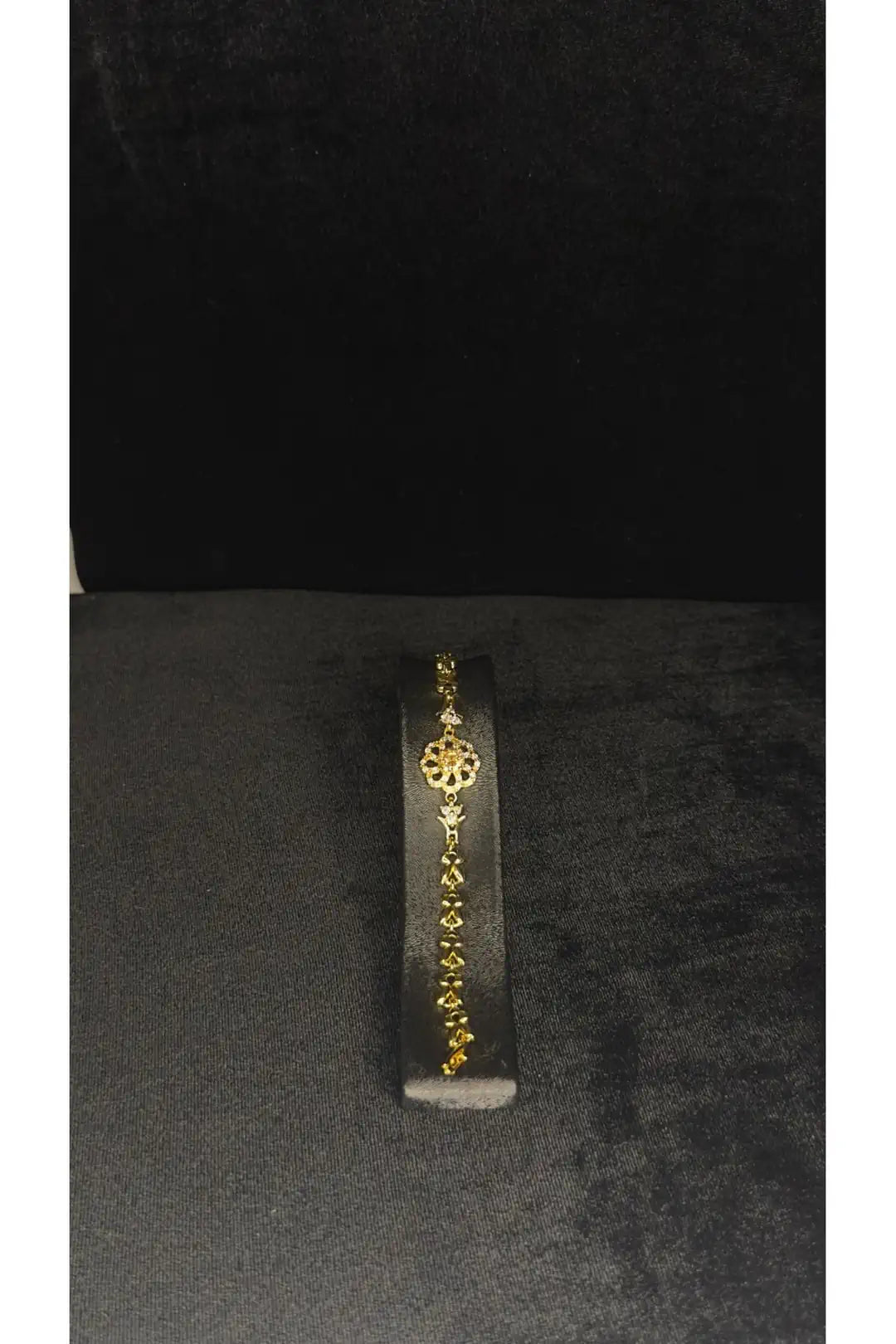 Gold Renk Paslanmaz Çelik Yuvarlak Çiçek Motifli Taşlı Bileklik