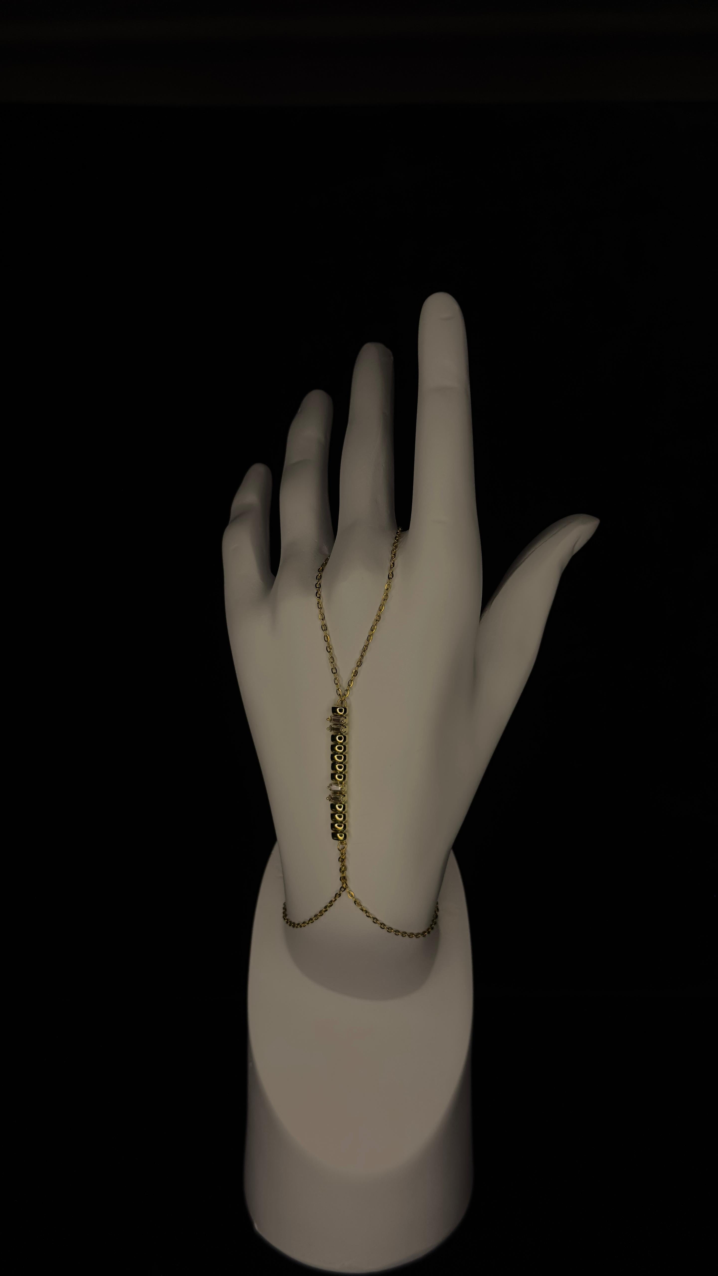 Altın Renk Geometrik Detaylı Şahmeran