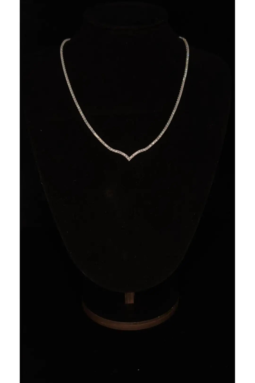 Zirkon Taşlı V Model Kolye